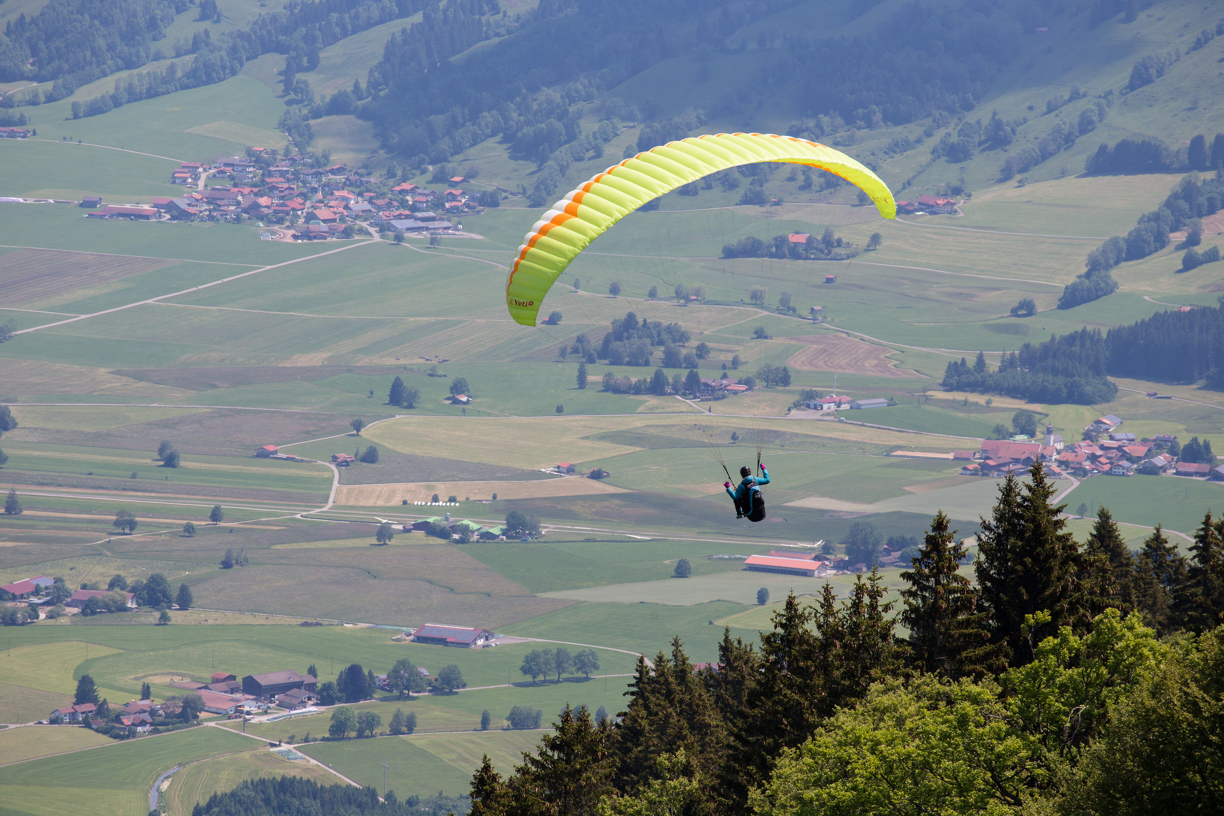 Gleitschirmflieger startet am Mittagberg
