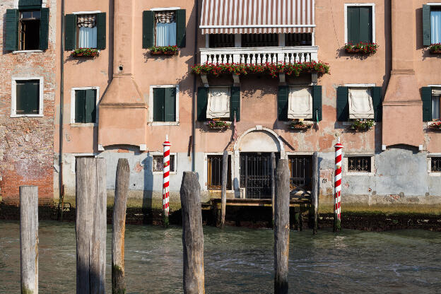 Holzpfähle vor einem Haus in Venedig