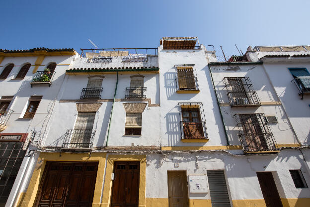 Hauswand mit Balkonen in Córdoba