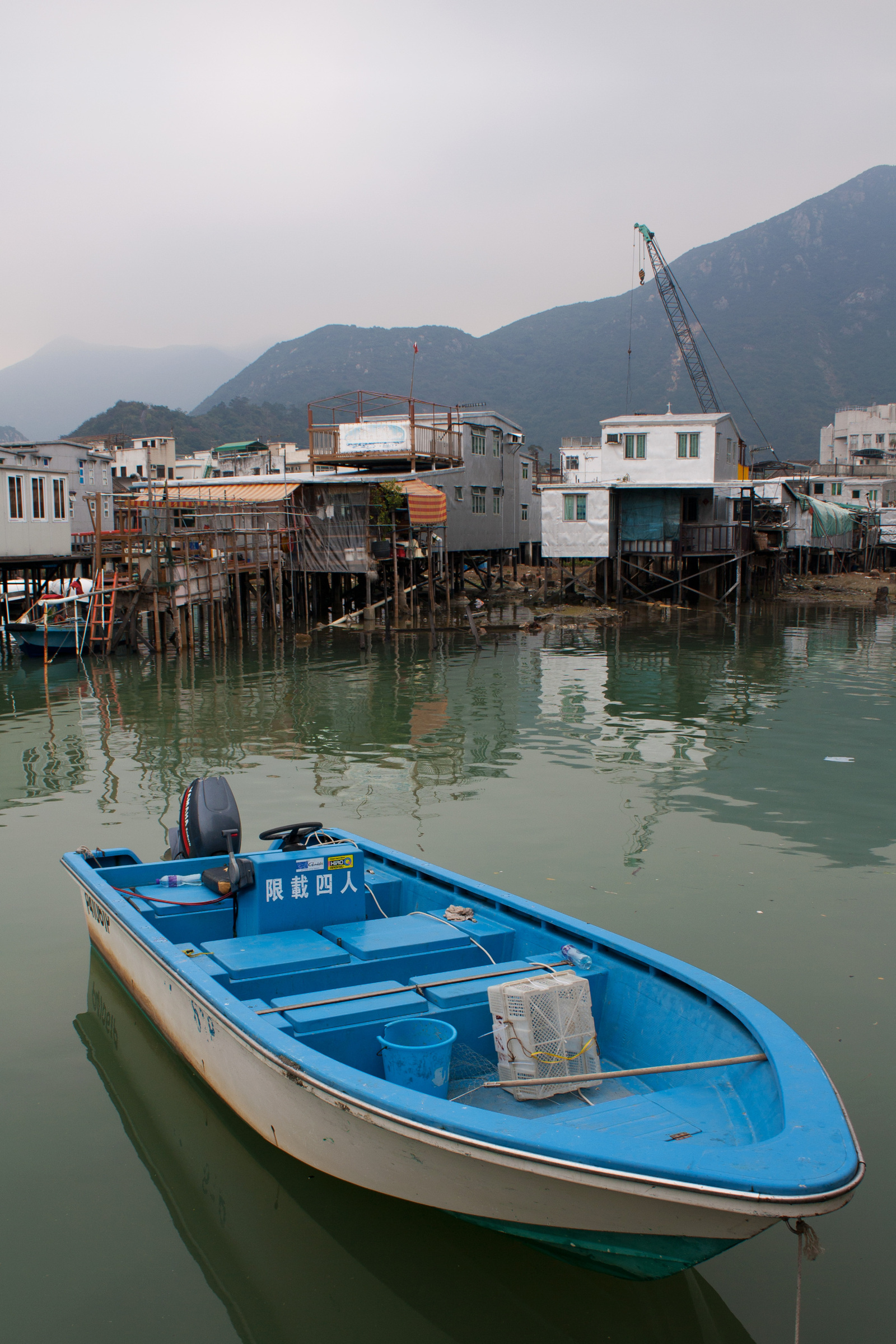 blaues Boot im Tai O Fischerdorf