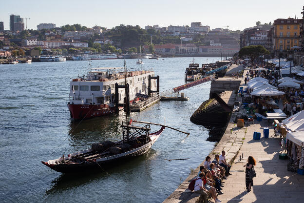 Menschen an der Uferpromenade des Douro in Porto