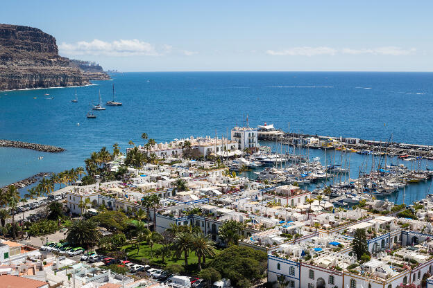 Ausblick auf die Altstadt und den Hafen von Puerto de Mogán