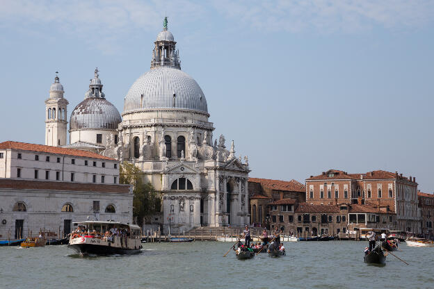 Boote auf dem Canal Grande vor der Santa Maria della Salute Kirche