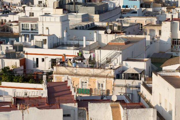 Teleaufnahme von Dachterrassen in Cádiz