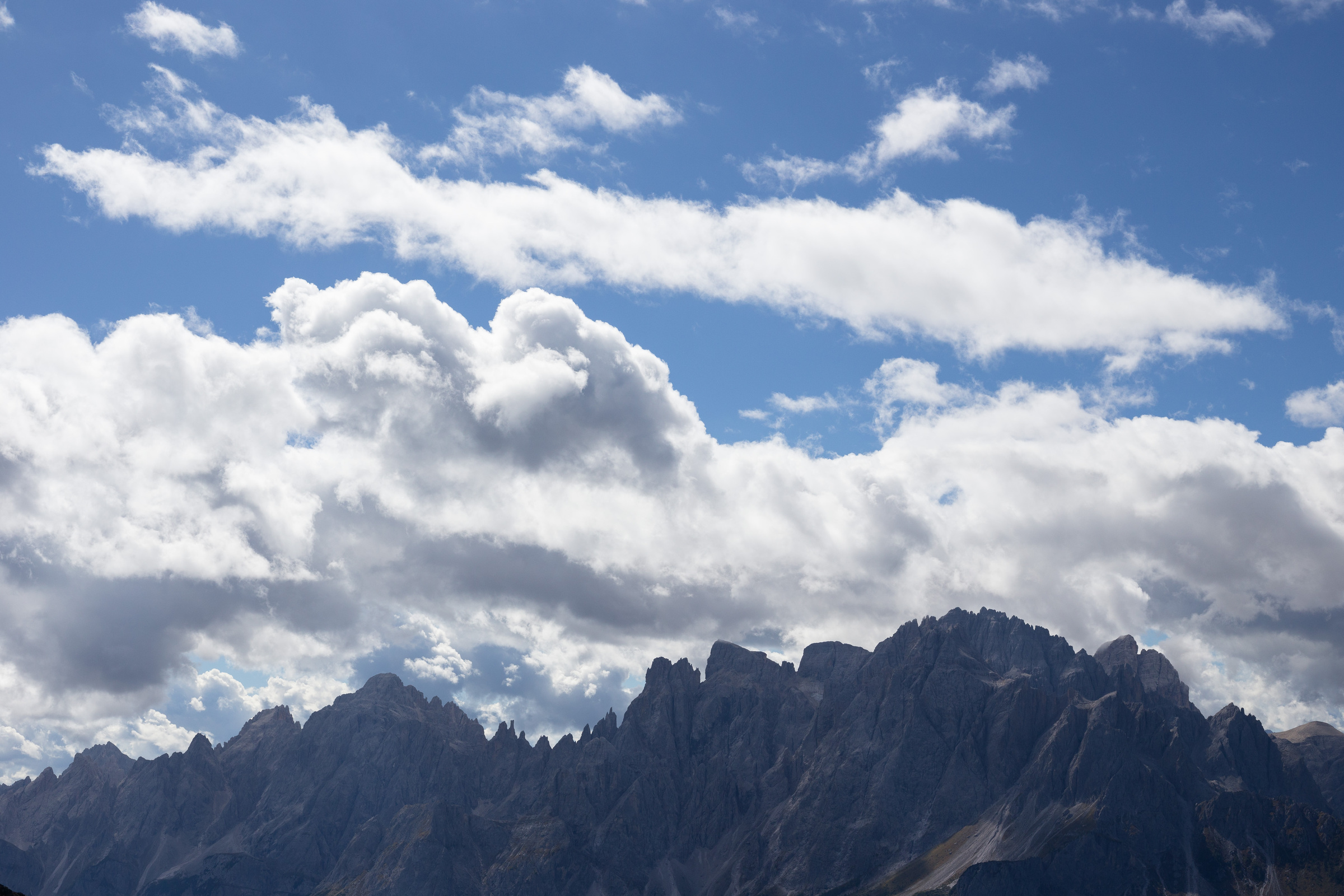 Wolken über einer Bergsilhouette