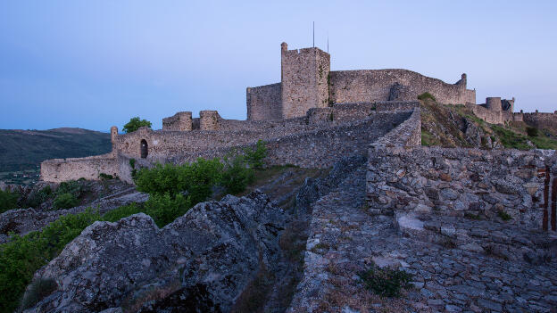 Burgmauer von Castelo de Marvão zur blauen Stunde
