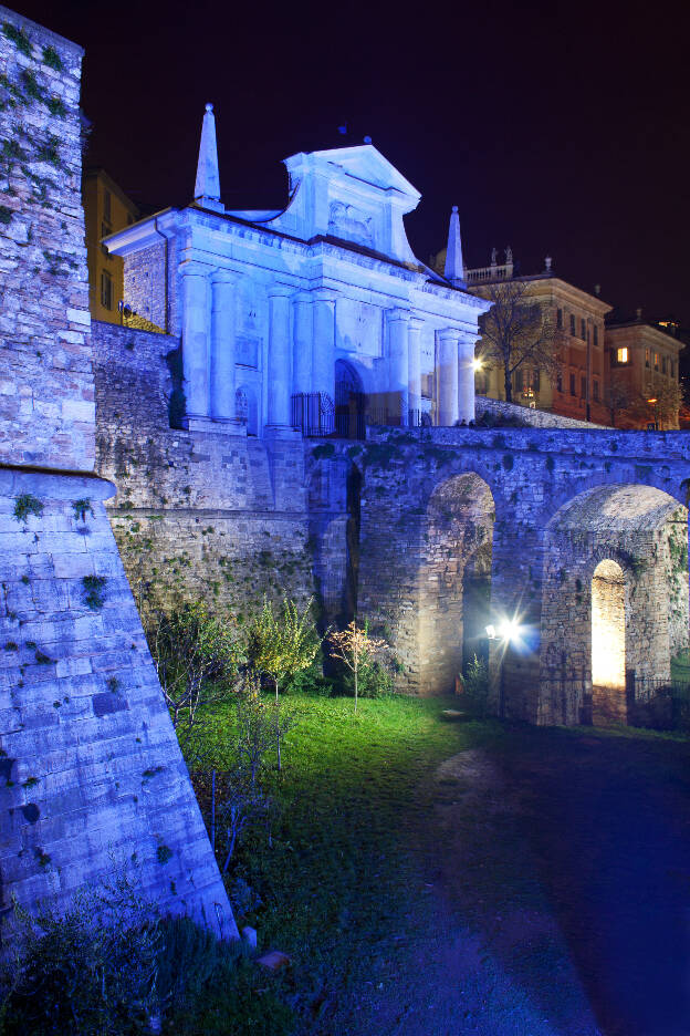 Stadttor von Bergamo mit dem Löwen von San Marco bei Nacht