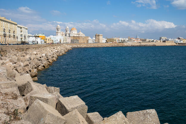 Promenade an der Küste von Cádiz