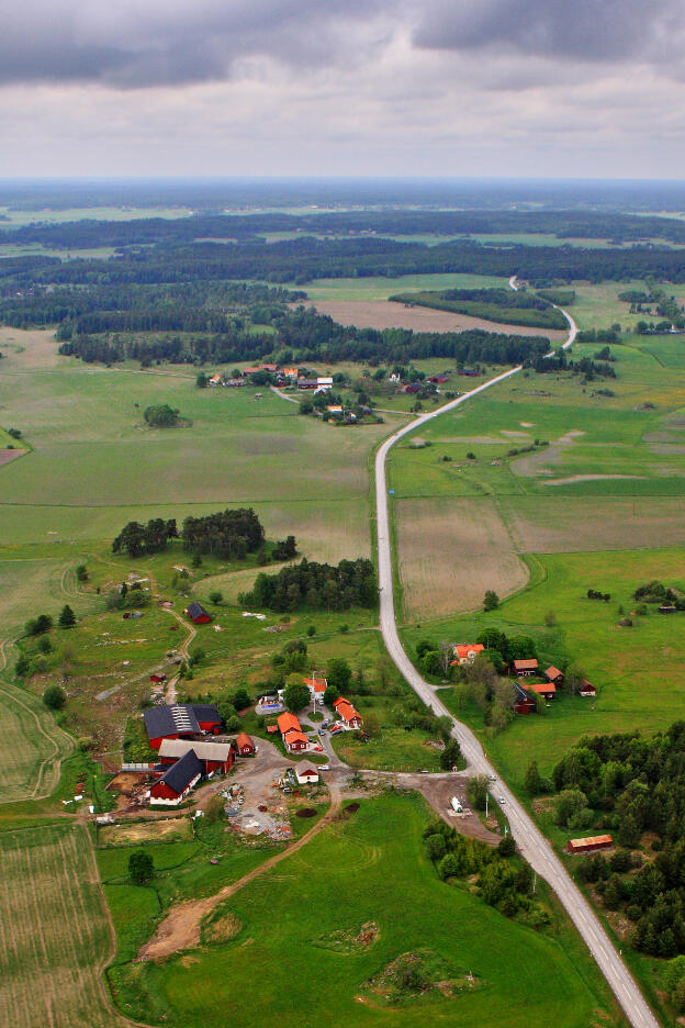Luftaufnahme von einem Bauernhof in Schweden