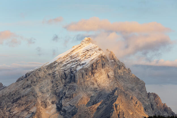 schneebedeckter Berggipfel in den Dolomiten