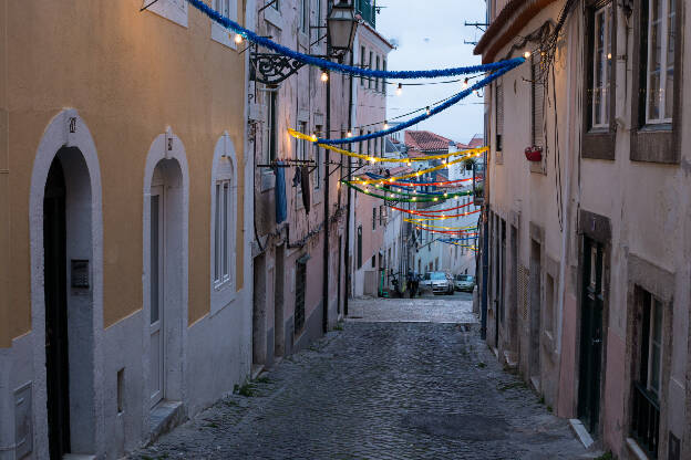 Lichterketten zum Sardinen-Fest in Lissabon