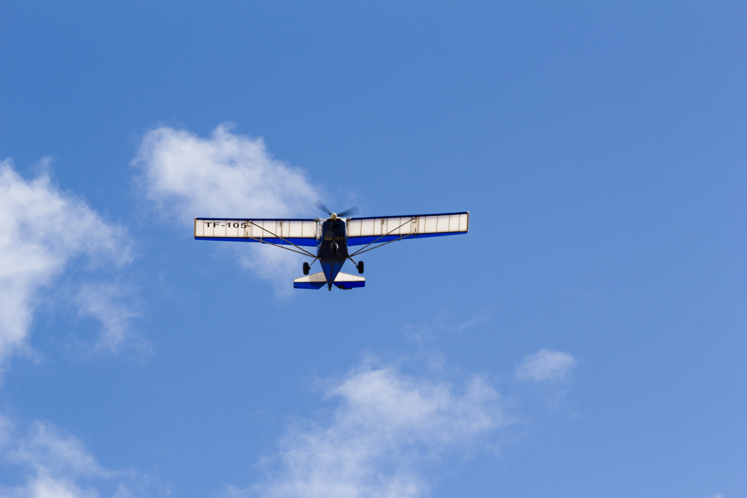 Propellerflugzeug vor blauem Himmel