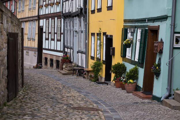 Gasse mit Kopfsteinpflaster in Quedlinburg