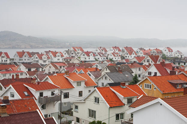 weiße Holzhäuser mit roten Dächern auf der Insel Åstol