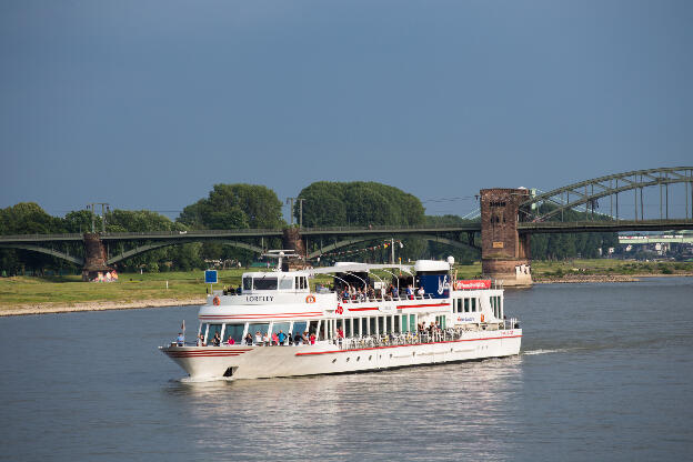 Ausflugsboot am Rhein