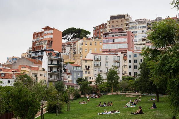 Menschen in einem Park in Lissabon