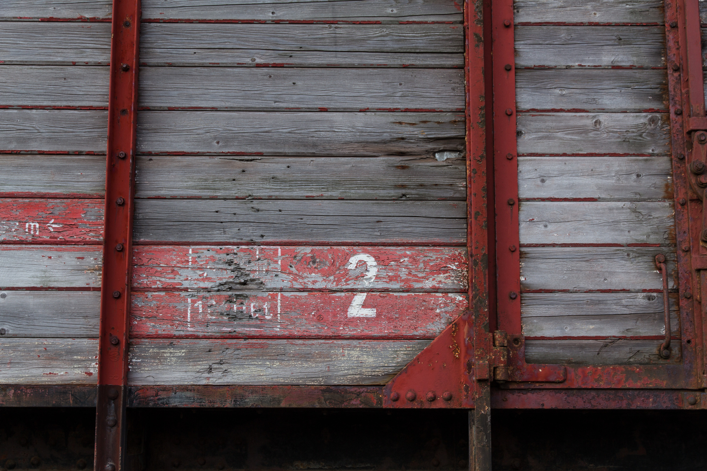 Holzwand mit roter Farbe