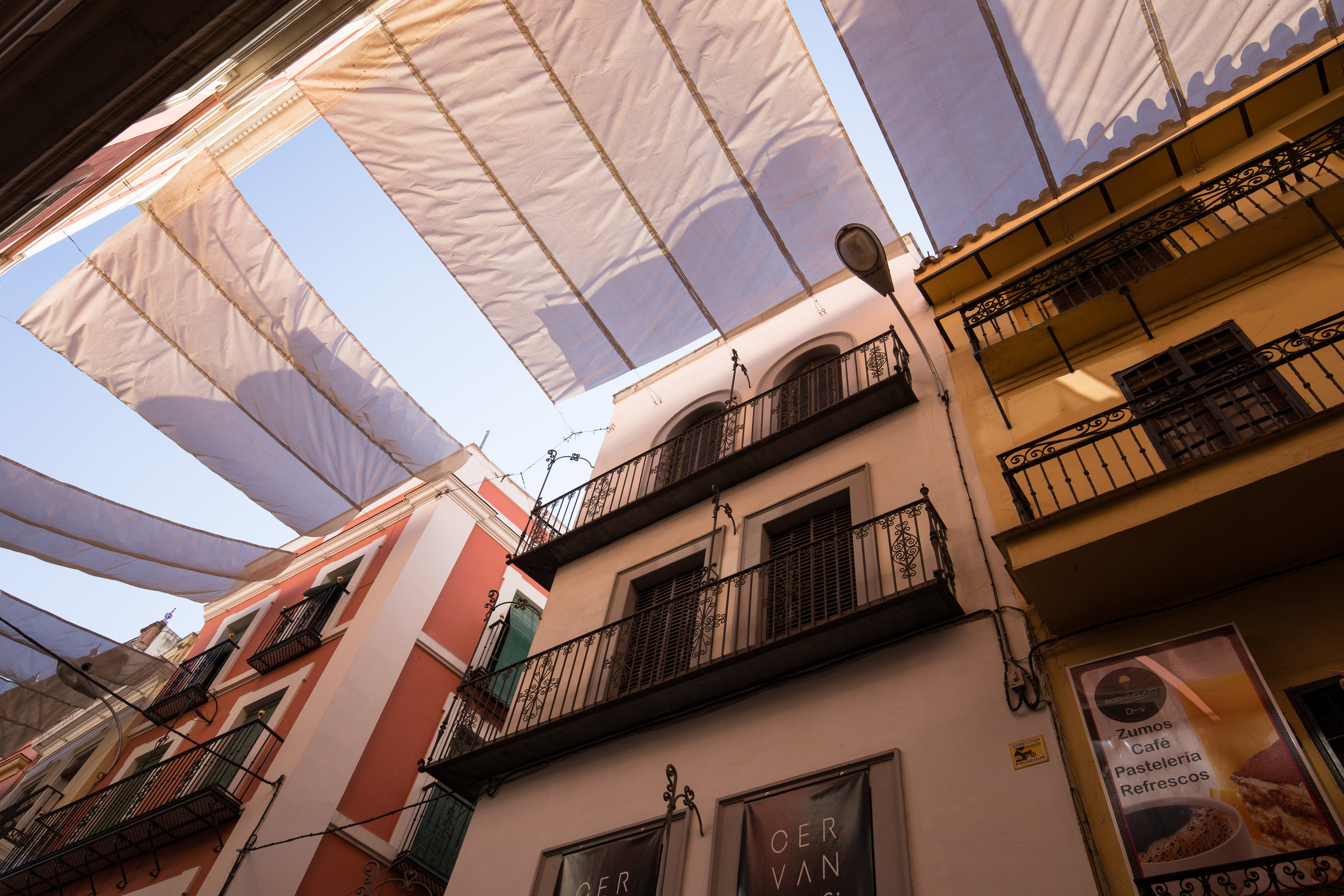 Abdeckungen in der Fußgängerzone von Sevilla zum Sonnenschutz