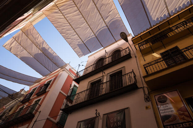 Abdeckungen in der Fußgängerzone von Sevilla zum Sonnenschutz