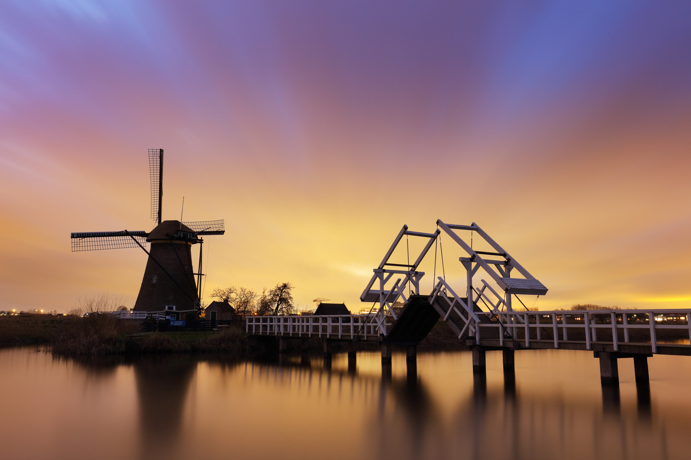 Langzeitbelichtung einer Windmühle in Kinderdijk