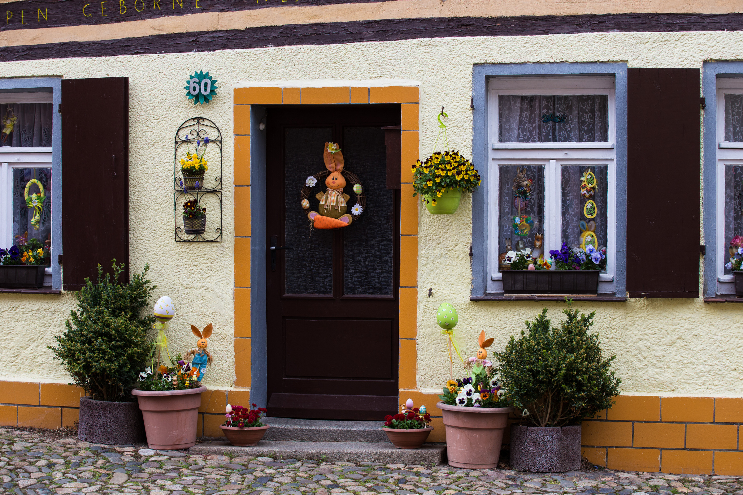 Dekoration zu Ostern vor einem Hauseingang