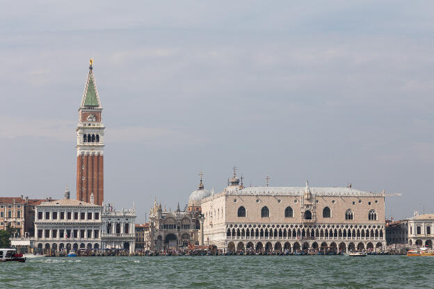 Markusturm und Dogenpalast in Venedig
