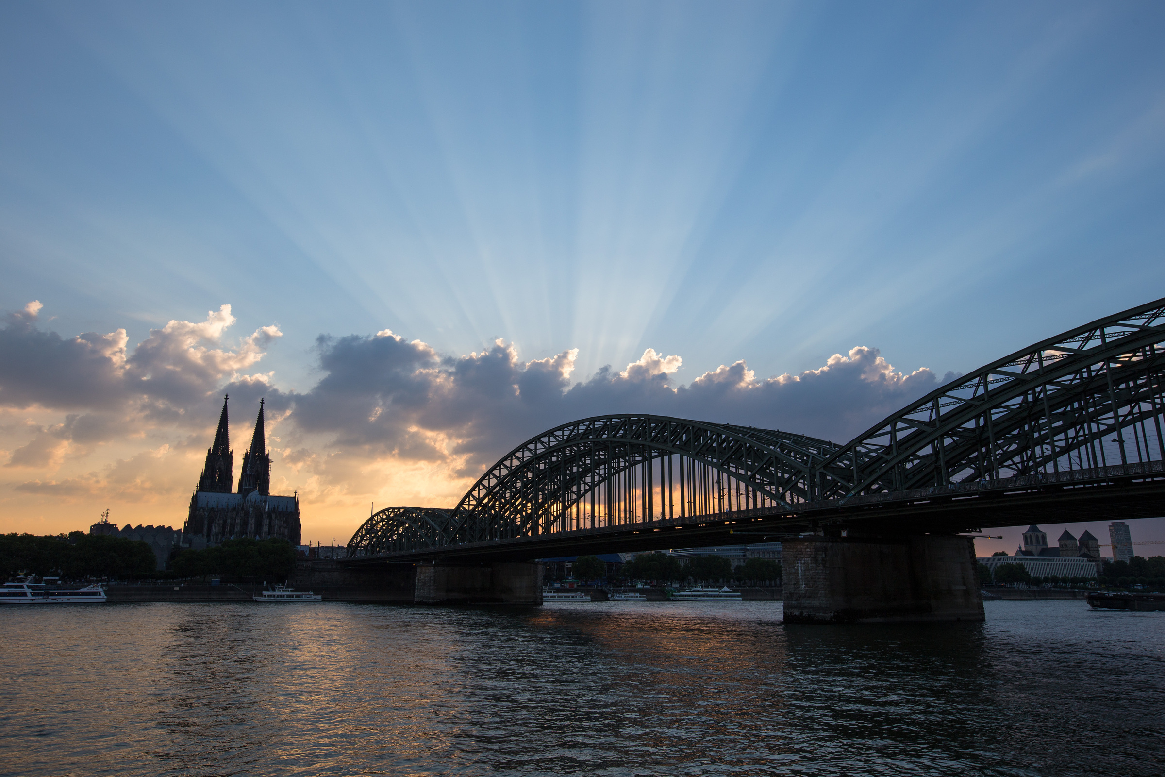 Lichtstrahlen über den Kölner Dom