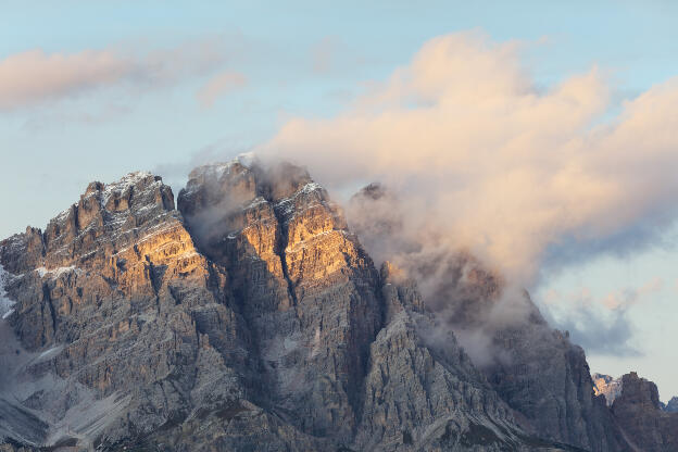 Wolken an einem Bergmassiv in den Dolomiten