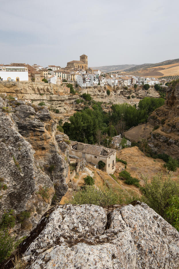 Häuser am Abgrund der Schlucht Los Tajos in Alhama de Granada
