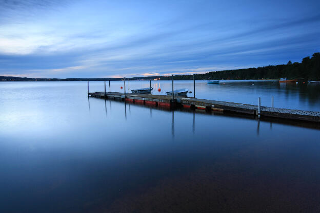 Ein See zur blauen Stunde in Karlskoga